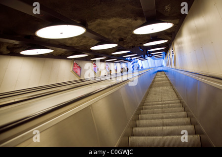 Reisende auf Rolltreppen am Stockholmer Hauptbahnhof Stockfoto