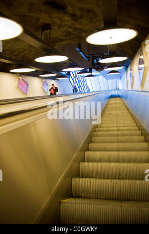 Reisende auf Rolltreppen am Stockholmer Hauptbahnhof Stockfoto