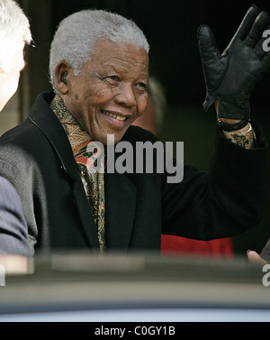 Nelson Mandela kommt im Dorchester Hotel vor seinem Geburtstagskonzert am Hyde Park dieses Wochenende London, England- Stockfoto