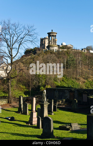 Dh Alten Friedhof CALTON FRIEDHOF EDINBURGH Gräber und Dugald Stewart denkmal Calton Hill Burial Ground Geschichte Stockfoto