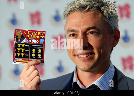 Johnathan Edwards Olympics Minister tritt berühmten Olympioniken, um neue Lotterie Spiel Rubbelkarten um Spenden für das Jahr 2012 starten Stockfoto