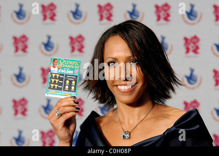 Kelly Holmes Olympics Minister tritt berühmten Olympioniken, um neue Lotterie Spiel Rubbelkarten um Spenden für das Jahr 2012 starten Stockfoto