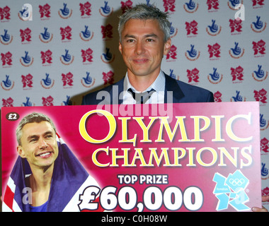 Johnathan Edwards Olympics Minister tritt berühmten Olympioniken, um neue Lotterie Spiel Rubbelkarten um Spenden für das Jahr 2012 starten Stockfoto