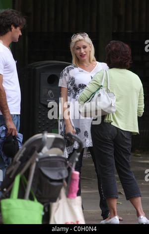 Roger Federer, hochschwangere Gwen Stefani und Gavin Rossdale, ihren Sohn Kingston das Kindermädchen besuchen London Zoo für die Stockfoto