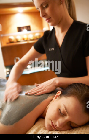 Junge Frau entspannen und eine Massage. Stockfoto