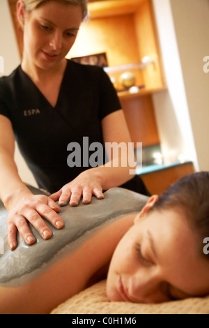 Junge Frau entspannen und eine Massage. Stockfoto