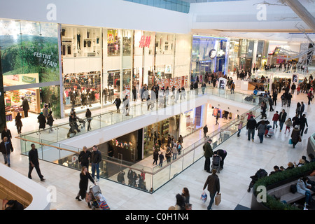Käufer auf der Suche nach Sale Schnäppchen bei Westfield shopping Center in Shepards Bush, London, England UK. Foto: Jeff Gilbert Stockfoto
