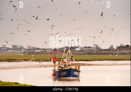 Ein Fischerboot, die Rückkehr zum Hafen von Roggen Stockfoto