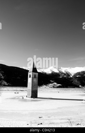 zugefrorenen See im Winter mit Blick auf die Berge Stockfoto
