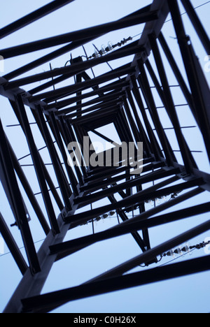 Pylon macht Hochspannungsleitungen Stockfoto