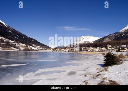 zugefrorenen See im Winter mit Blick auf die Berge Stockfoto