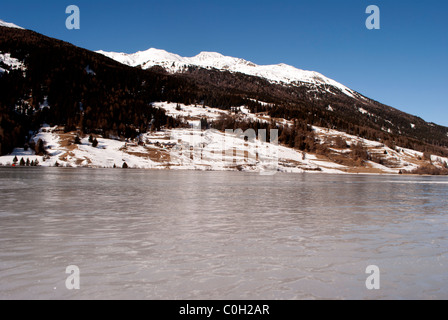 zugefrorenen See im Winter mit Blick auf die Berge Stockfoto