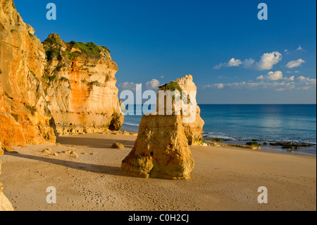 Portugal, Algarve, Praia da Rocha, Felsformationen an einem leeren Strand Stockfoto