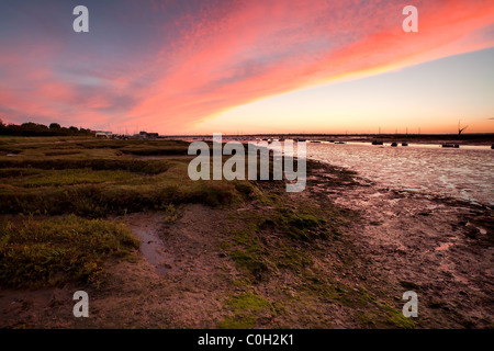 Sonnenuntergang über den Salzwiesen auf Mersea Island Stockfoto