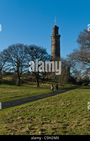 dh Lord Nelsons Monument CALTON HILL EDINBURGH paar Spaziergang Winter Fußweg Edinburgh Park Nelsons Memorial Menschen zu Fuß Stadt Wanderer Stockfoto