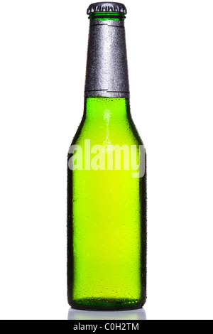 Foto von einem eiskalten Flasche Bier bedeckt in Tröpfchen mit Folienverpackung und Kappe, isoliert auf einem weißen Hintergrund. Stockfoto