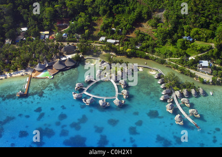 Aerial View Bora Bora mit Mount Otemanu im Hintergrund und Korallenriff. Stockfoto