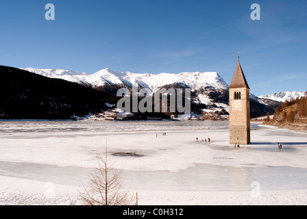 zugefrorenen See im Winter mit Blick auf die Berge Stockfoto