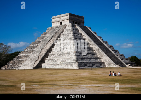 El Castillo Pyramide auf die Chichen Itza präkolumbische archäologische Stätte, Yucatan, Mexiko Stockfoto