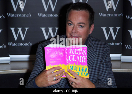 Julian Clary Unterzeichnung Kopien von seinem Debüt-Roman "Mord am Fab' an Waterstones Piccadilly London, England - 03.07.08 Vince Stockfoto