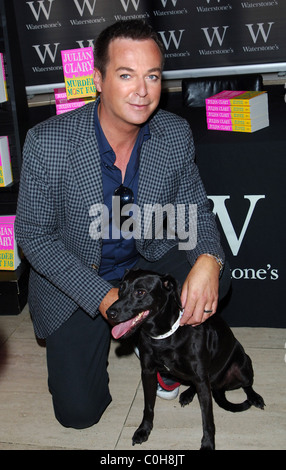 Julian Clary Unterzeichnung Kopien von seinem Debüt-Roman "Mord am Fab' an Waterstones Piccadilly London, England - 03.07.08 Vince Stockfoto