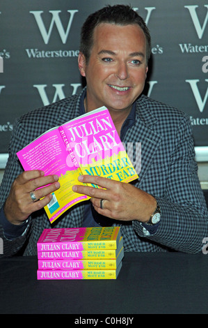 Julian Clary Unterzeichnung Kopien von seinem Debüt-Roman "Mord am Fab' an Waterstones Piccadilly London, England - 03.07.08 Vince Stockfoto