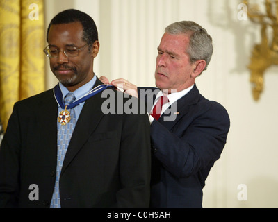 Präsident George w. Bush präsentiert die Medal Of Freedom, Dr. Ben Carson der US Präsident die Medal Of Freedom in präsentiert der Stockfoto