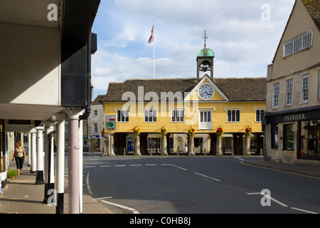 Bunte Sommerblumen schmücken die historische alte Cotswold Markthalle in Tetbury, Gloucestershire, UK Stockfoto