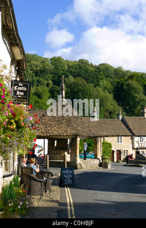 Eine idyllische Cotswolds street scene an einem Sommernachmittag in Castle Combe, Wiltshire, Großbritannien Stockfoto