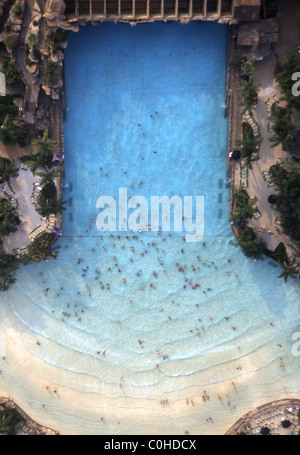 Luftaufnahme des großen Swimming Pool mit Sandstrand, Florida, USA Stockfoto