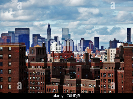 Skyline von New York an einem bewölkten Tag in hohem Kontrastfarbe Stockfoto