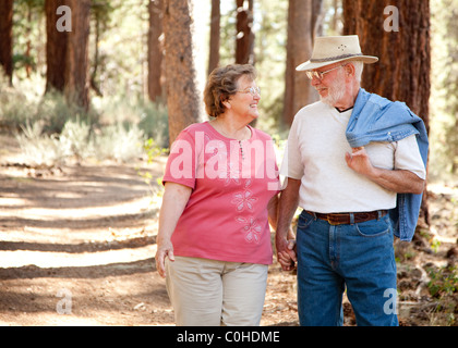 Senior Liebespaar zu Fuß und genießen im freien zusammen. Stockfoto