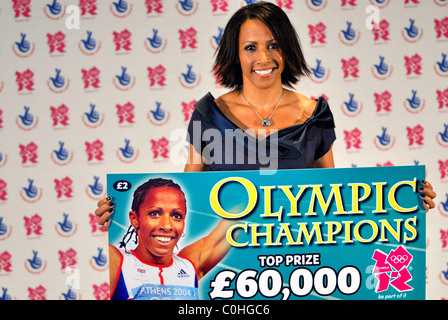 Kelly Holmes Olympics Minister tritt berühmten Olympioniken, um neue Lotterie Spiel Rubbelkarten um Spenden für das Jahr 2012 starten Stockfoto