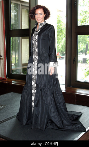 Linzi Stoppard Modelle weltweit teuerste Abaya. Die Diamanten besetzte islamisches Kleid, entworfen von Couture-designer Stockfoto