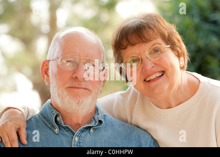 Glücklich zärtlich lächelnd Senior Couple Outdoor Portrait Stockfoto