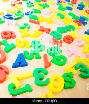 Kinder-Buchstaben und Ziffern auf dem Tisch Stockfoto