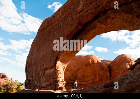 Norden Fensterbogen, erstellt von unaufhörlichen erosive Kräfte von Wind und Wetter, Arches National Park, Utah, USA Stockfoto