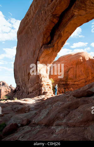 Norden Fensterbogen, erstellt von unaufhörlichen erosive Kräfte von Wind und Wetter, Arches National Park, Utah, USA Stockfoto