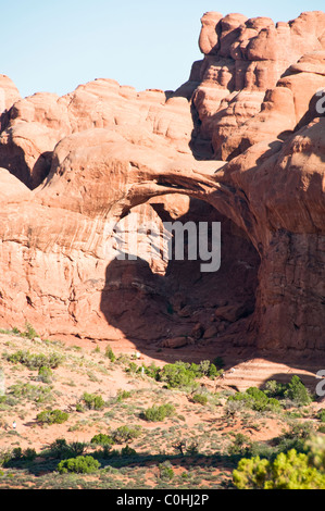 Doppelbogen, Bucht von Höhlen, unaufhörlichen, erosive Kräfte des Windes, Scheuern, Sand, Regen, Wetter, Arches-Nationalpark, Utah, USA Stockfoto