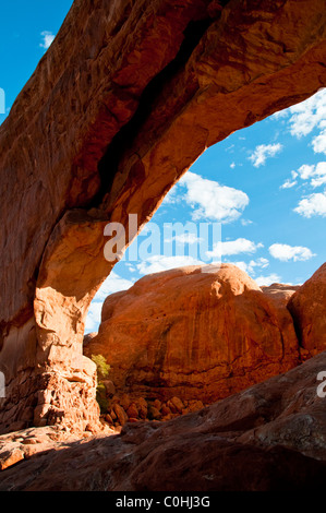 Norden Fensterbogen, erstellt von unaufhörlichen erosive Kräfte von Wind und Wetter, Arches National Park, Utah, USA Stockfoto