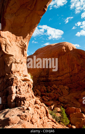 Norden Fensterbogen, erstellt von unaufhörlichen erosive Kräfte von Wind und Wetter, Arches National Park, Utah, USA Stockfoto