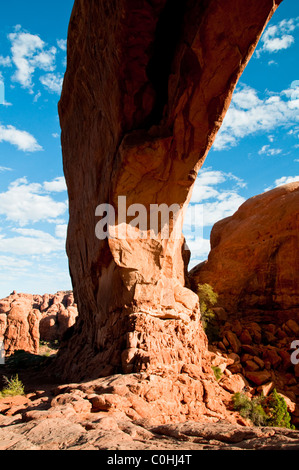 Norden Fensterbogen, erstellt von unaufhörlichen erosive Kräfte von Wind und Wetter, Arches National Park, Utah, USA Stockfoto