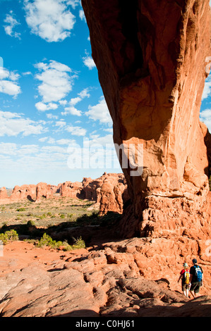 Norden Fensterbogen, erstellt von unaufhörlichen erosive Kräfte von Wind und Wetter, Arches National Park, Utah, USA Stockfoto