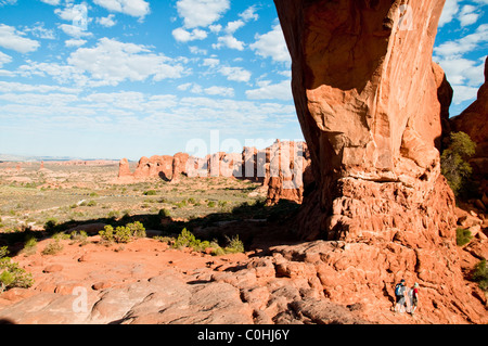 Norden Fensterbogen, erstellt von unaufhörlichen erosive Kräfte von Wind und Wetter, Arches National Park, Utah, USA Stockfoto