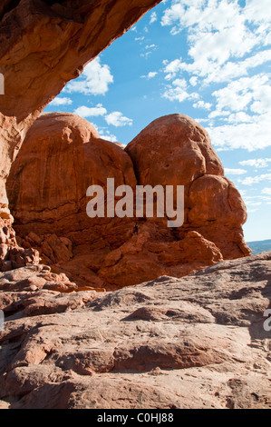 Norden Fensterbogen, erstellt von unaufhörlichen erosive Kräfte von Wind und Wetter, Arches National Park, Utah, USA Stockfoto