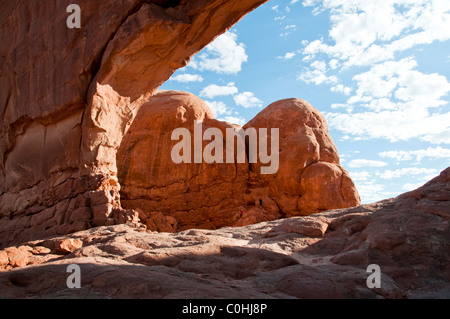 Norden Fensterbogen, erstellt von unaufhörlichen erosive Kräfte von Wind und Wetter, Arches National Park, Utah, USA Stockfoto