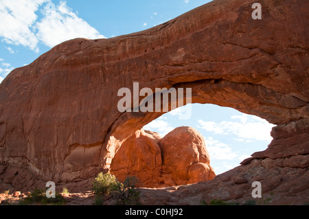 Norden Fensterbogen, erstellt von unaufhörlichen erosive Kräfte von Wind und Wetter, Arches National Park, Utah, USA Stockfoto