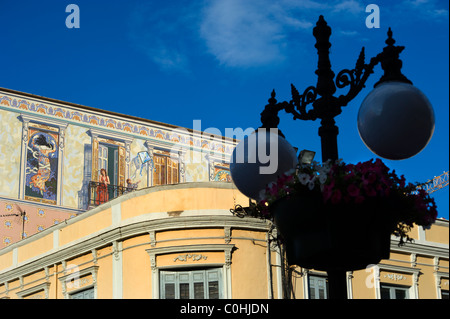 Malen Sie in einer Gebäudefassade im Avenida Juan Carlos I Rey. Melilla.Spain. Stockfoto