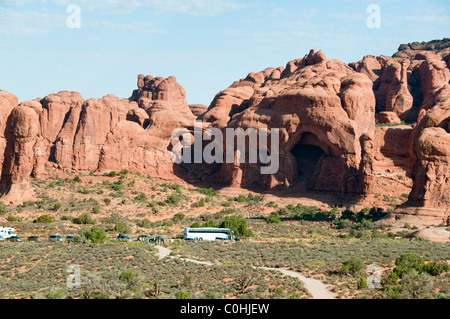 Doppelbogen, Bucht von Höhlen, unaufhörlichen, erosive Kräfte des Windes, Scheuern, Sand, Regen, Wetter, Arches-Nationalpark, Utah, USA Stockfoto