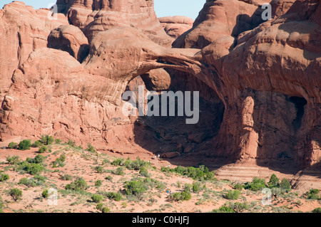 Doppelbogen, Bucht von Höhlen, unaufhörlichen, erosive Kräfte des Windes, Scheuern, Sand, Regen, Wetter, Arches-Nationalpark, Utah, USA Stockfoto